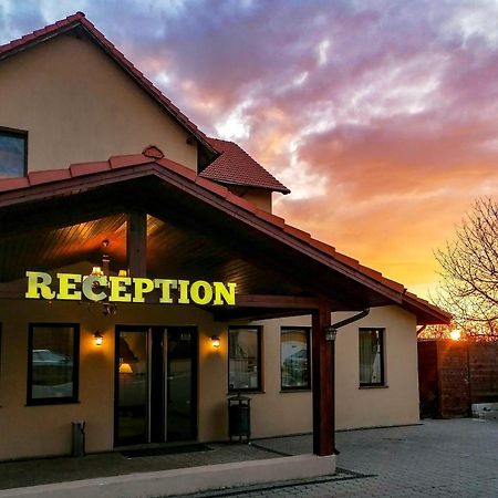 Little Texas Iasi Hotel Exterior photo