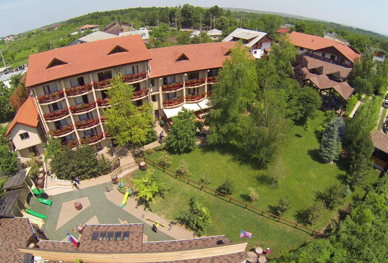 Little Texas Iasi Hotel Exterior photo